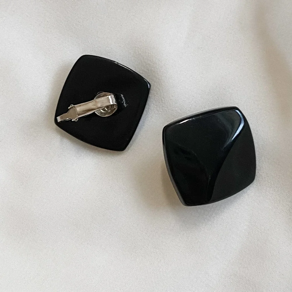 VTG Wavy Black Square Clip Earrings - Picture 6 of 7